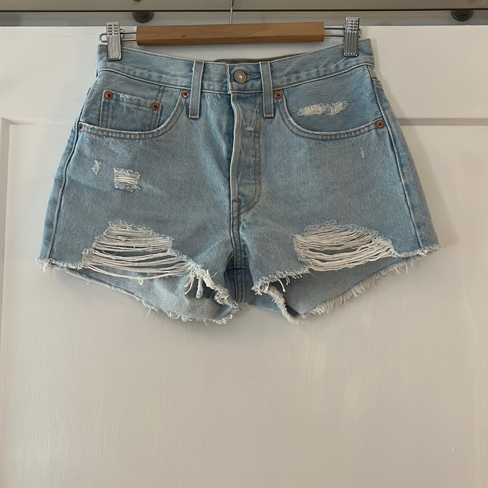 Levi high waited light wash jean shorts